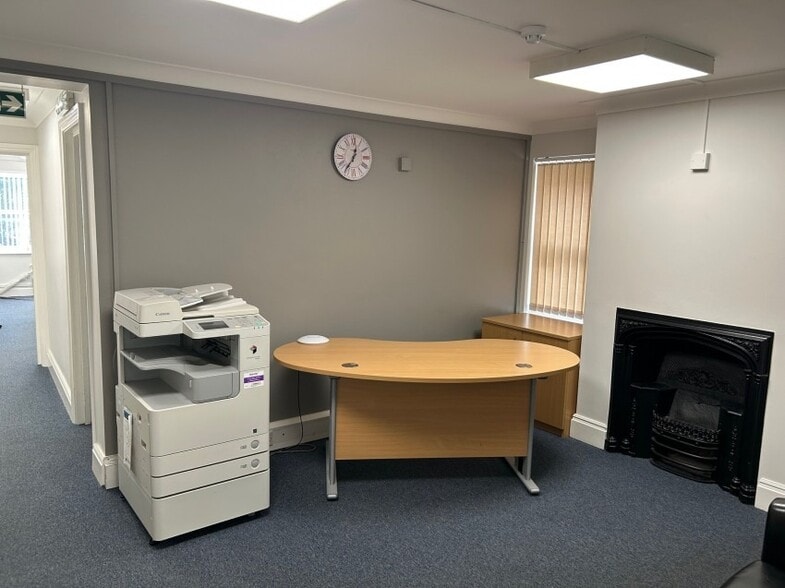 58 Guildford St, Chertsey to rent - Interior Photo - Image 3 of 8