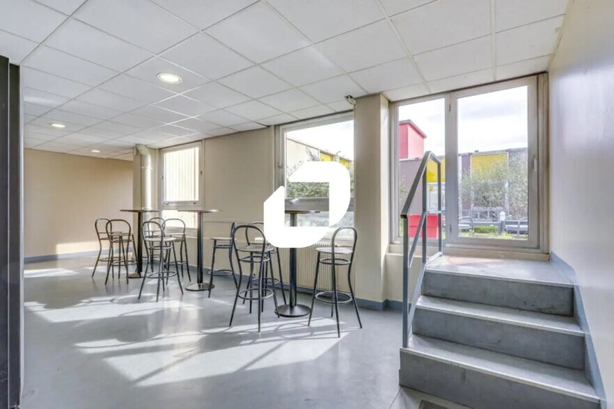 Light Industrial in Croissy-Beaubourg to rent - Building Photo - Image 2 of 12