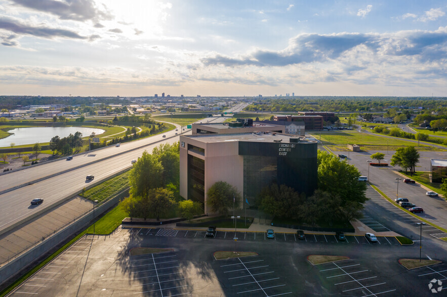 4606 S Garnett Rd, Tulsa, OK for rent - Building Photo - Image 3 of 4