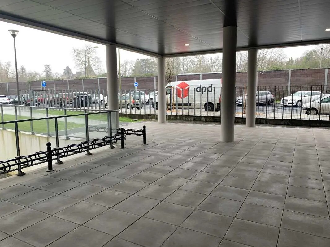 Retail in Lormont to rent Building Photo- Image 1 of 7