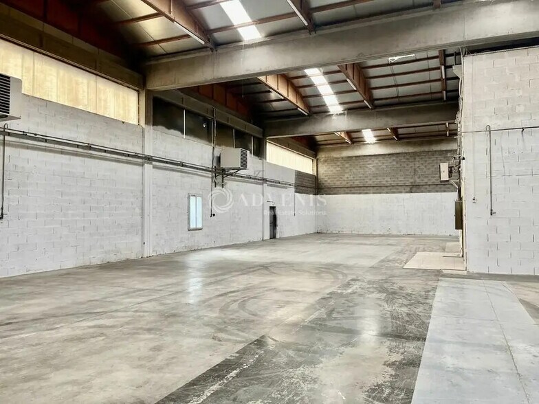 Light Industrial in Chassieu to rent - Interior Photo - Image 3 of 8