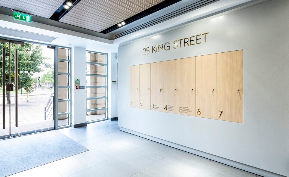 25 King St, Bristol to rent - Lobby - Image 2 of 4