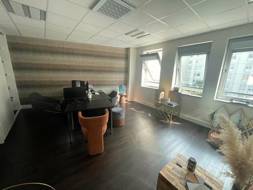 Office in Villeurbanne to rent Interior Photo- Image 1 of 5