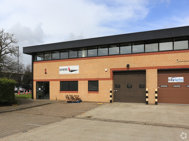 Newton Rd, Crawley to rent - Building Photo - Image 2 of 2