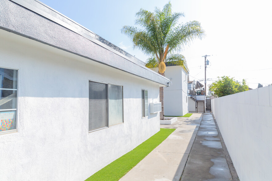 11116 Berendo Ave, Los Angeles, CA for sale - Building Photo - Image 2 of 17