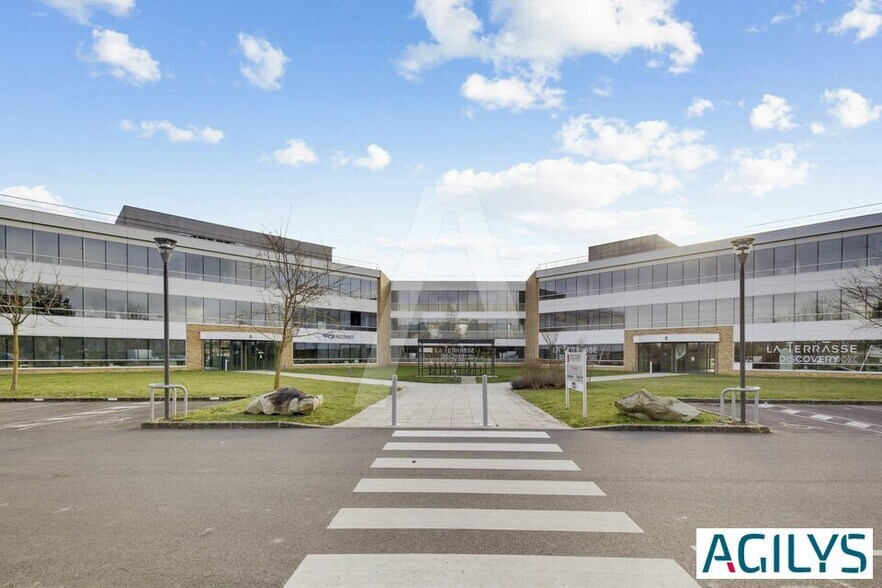 Route De L'orme, Saclay to rent - Building Photo - Image 1 of 12