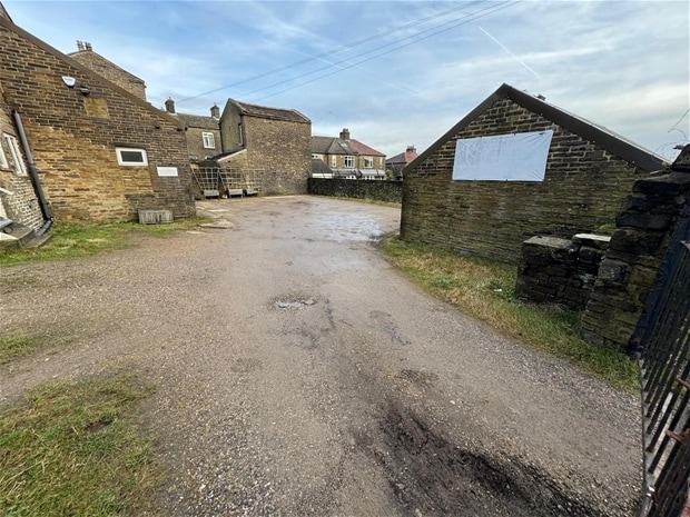 53 West End, Queensbury to rent - Building Photo - Image 3 of 3