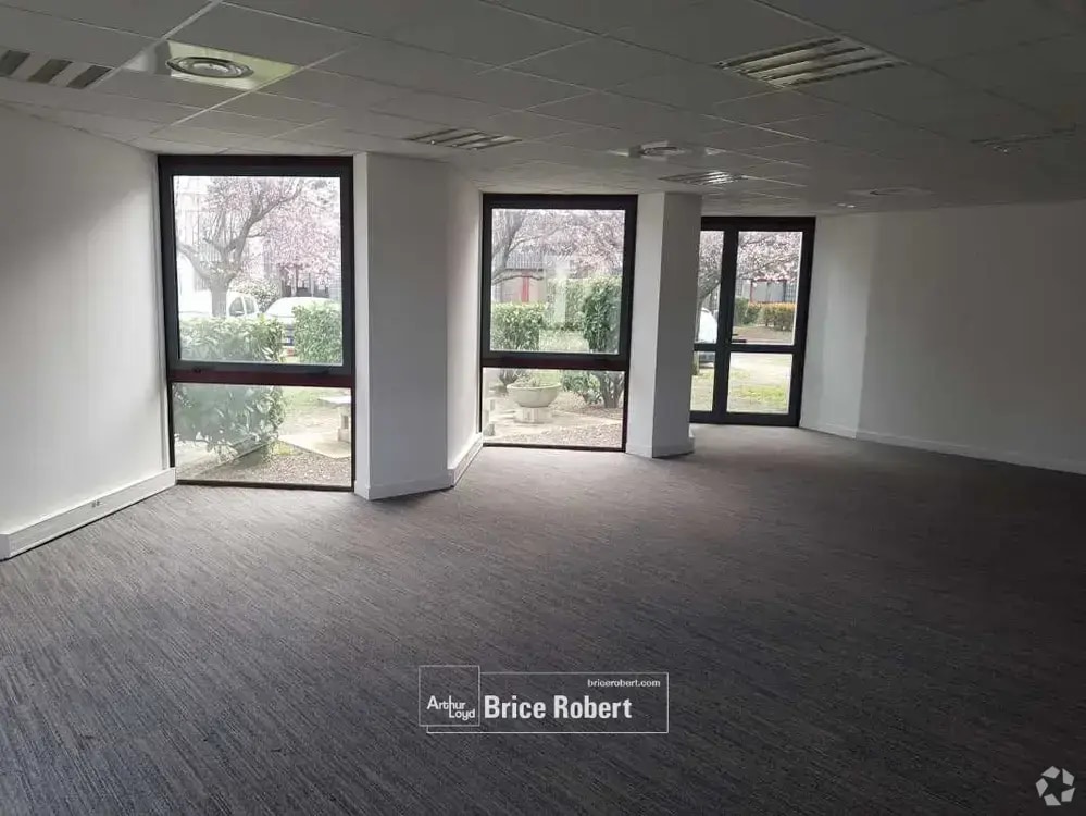 Office in Vénissieux to rent Building Photo- Image 1 of 5