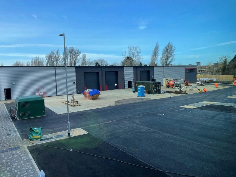 706-707 Stirling Rd, Slough to rent - Building Photo - Image 1 of 29