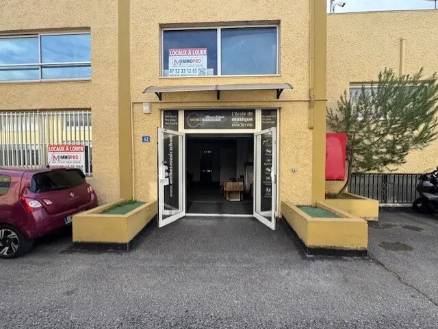 Location Local d'activités 200 m² - Photo 1