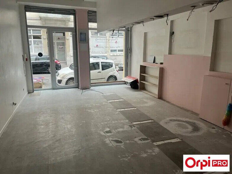 Retail in Villeurbanne to rent - Interior Photo - Image 3 of 4