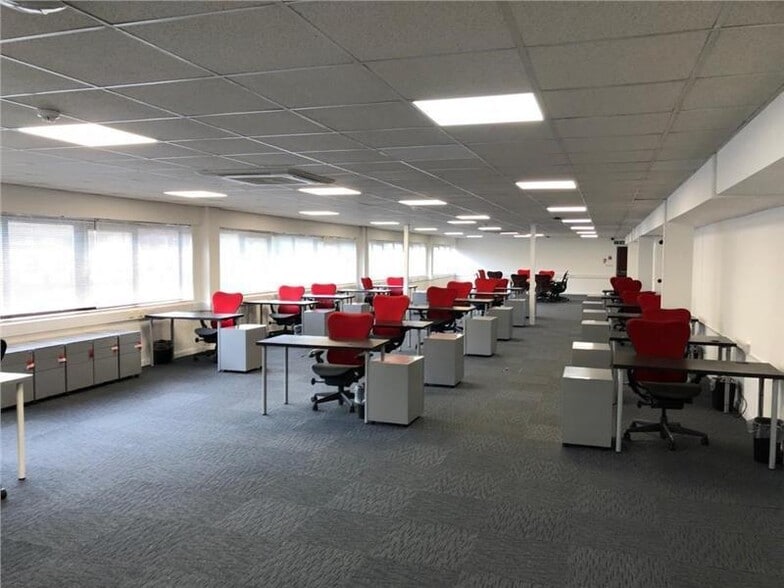 Thames Rd, Crayford to rent - Building Photo - Image 1 of 8