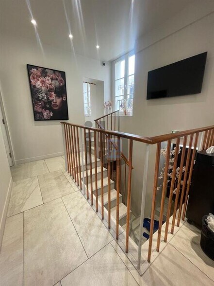 Retail in Paris to rent - Interior Photo - Image 3 of 5