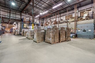 5660 Rue Ferrier, Mont-Royal, QC to rent Interior Photo- Image 1 of 5