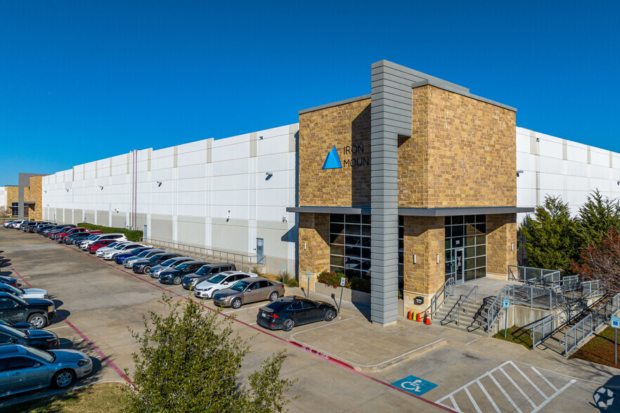 12121 N Stemmons Fwy, Dallas, TX for rent - Building Photo - Image 1 of 19