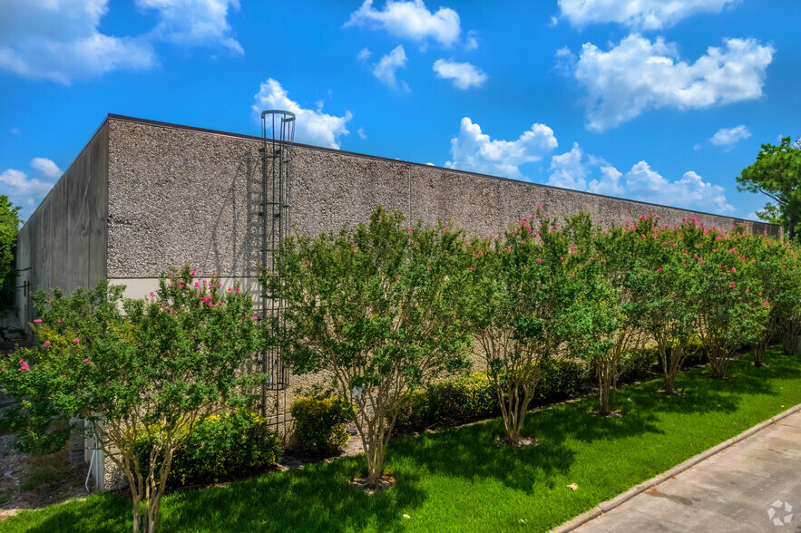 4647 Pine Timbers St, Houston, TX for rent - Building Photo - Image 2 of 3