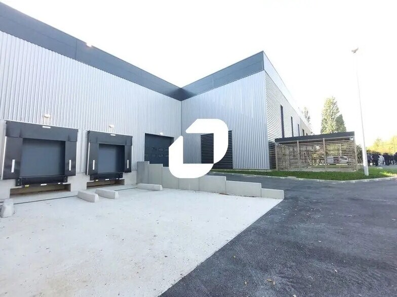 7 Avenue Georges Politzer, Trappes to rent - Building Photo - Image 2 of 18