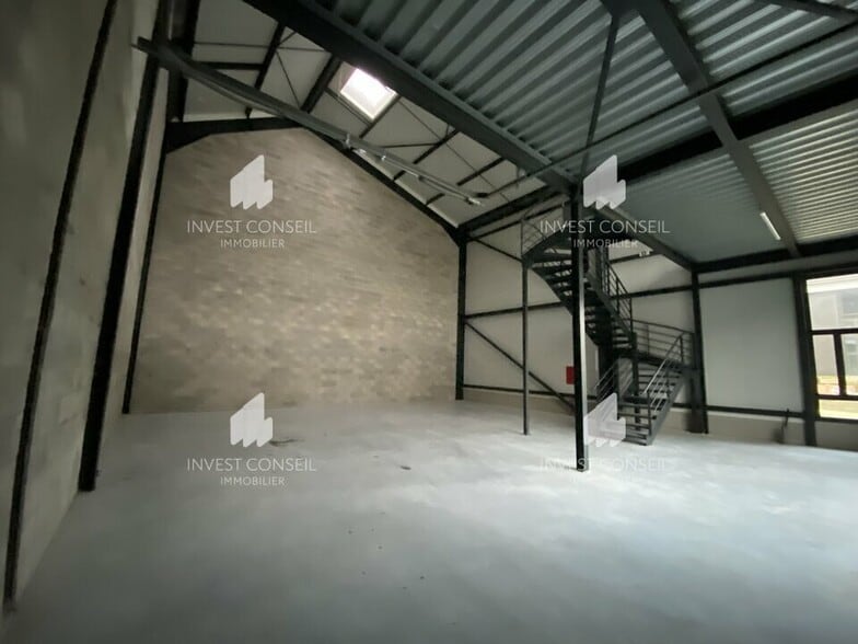 Light Industrial in Groslay to rent - Interior Photo - Image 2 of 9