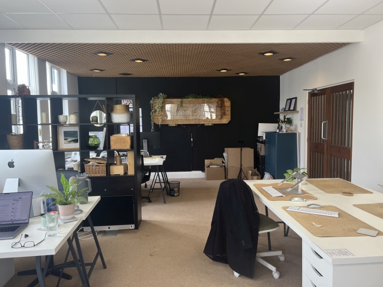 12 Lemon St, Truro to rent - Building Photo - Image 3 of 9