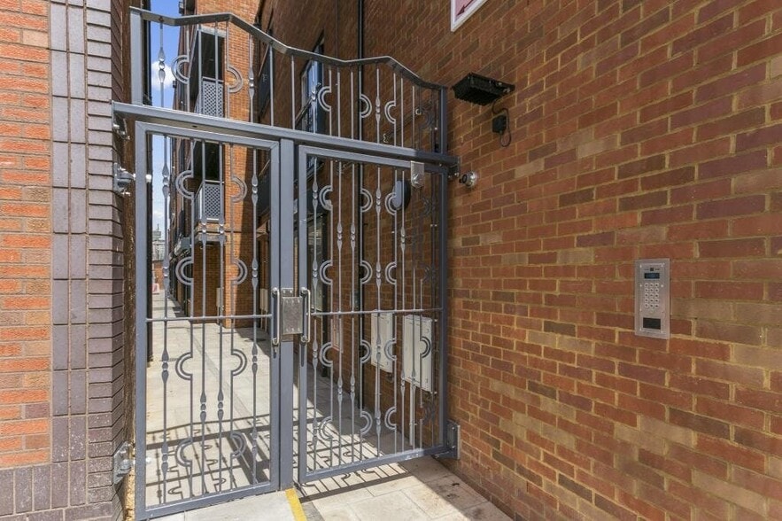 21A Buckingham St, Aylesbury to rent - Building Photo - Image 2 of 4