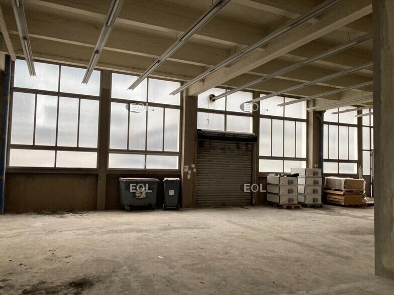 Industrial in Montrouge to rent - Interior Photo - Image 2 of 4