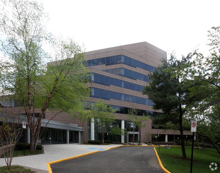 6560 Rock Spring Dr, Bethesda, MD for sale - Primary Photo - Image 1 of 1