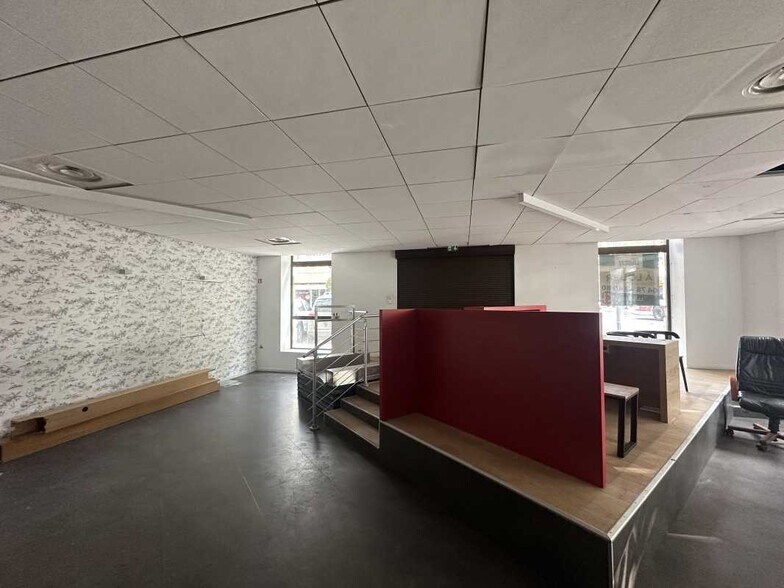 Retail in Lyon to rent - Interior Photo - Image 2 of 9