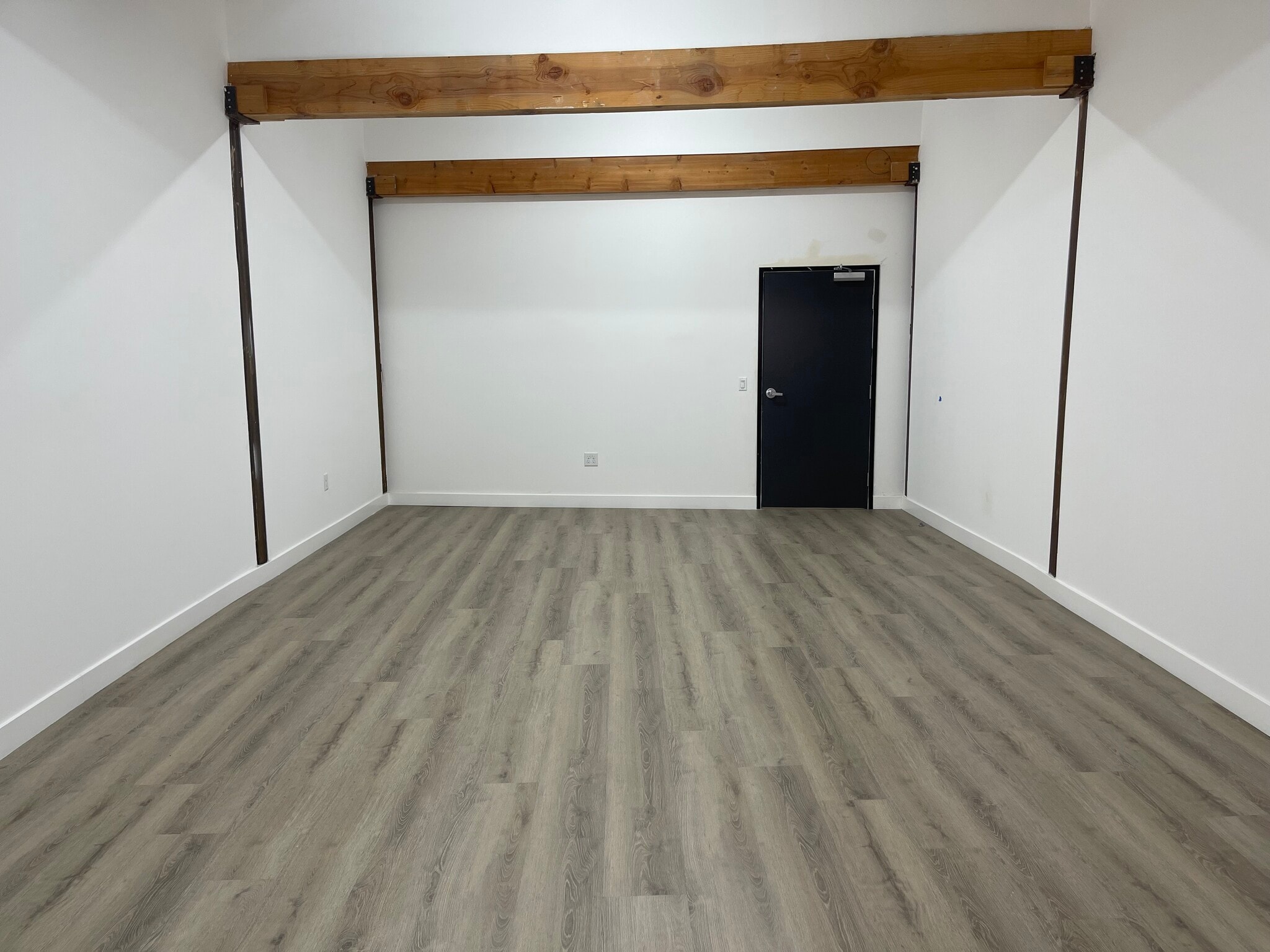 904 Wall St, Los Angeles, CA to rent Interior Photo- Image 1 of 4