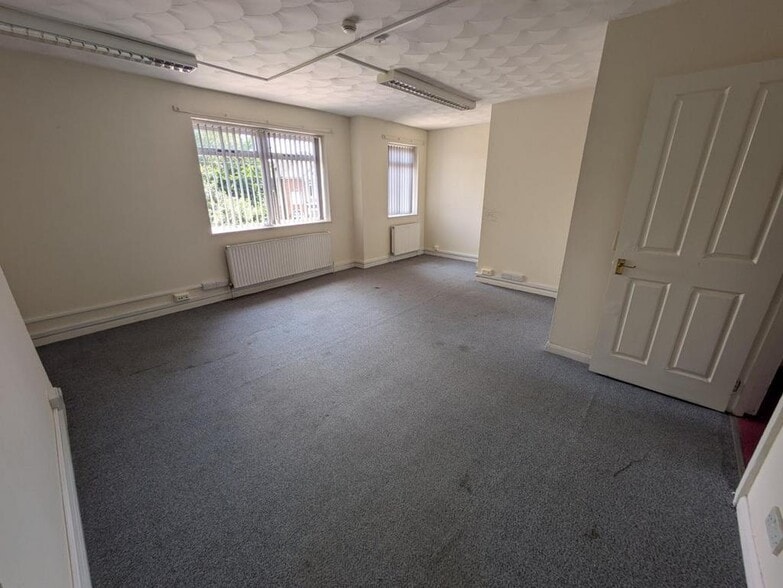 113-121 Goldsworth Rd, Woking to rent - Building Photo - Image 2 of 8