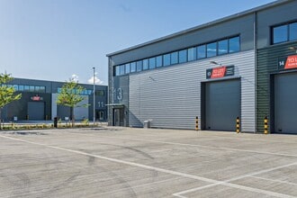 College Rd, Aylesbury to rent Building Photo- Image 2 of 17