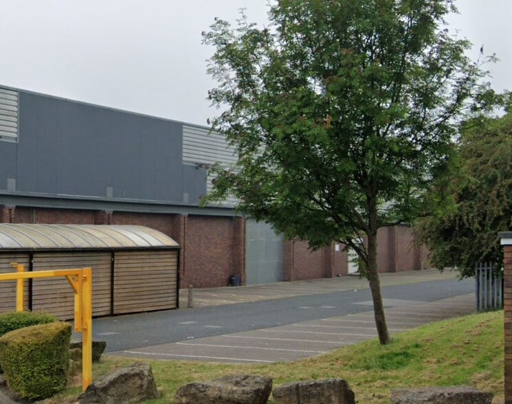 Tong St, Bradford to rent - Building Photo - Image 2 of 5