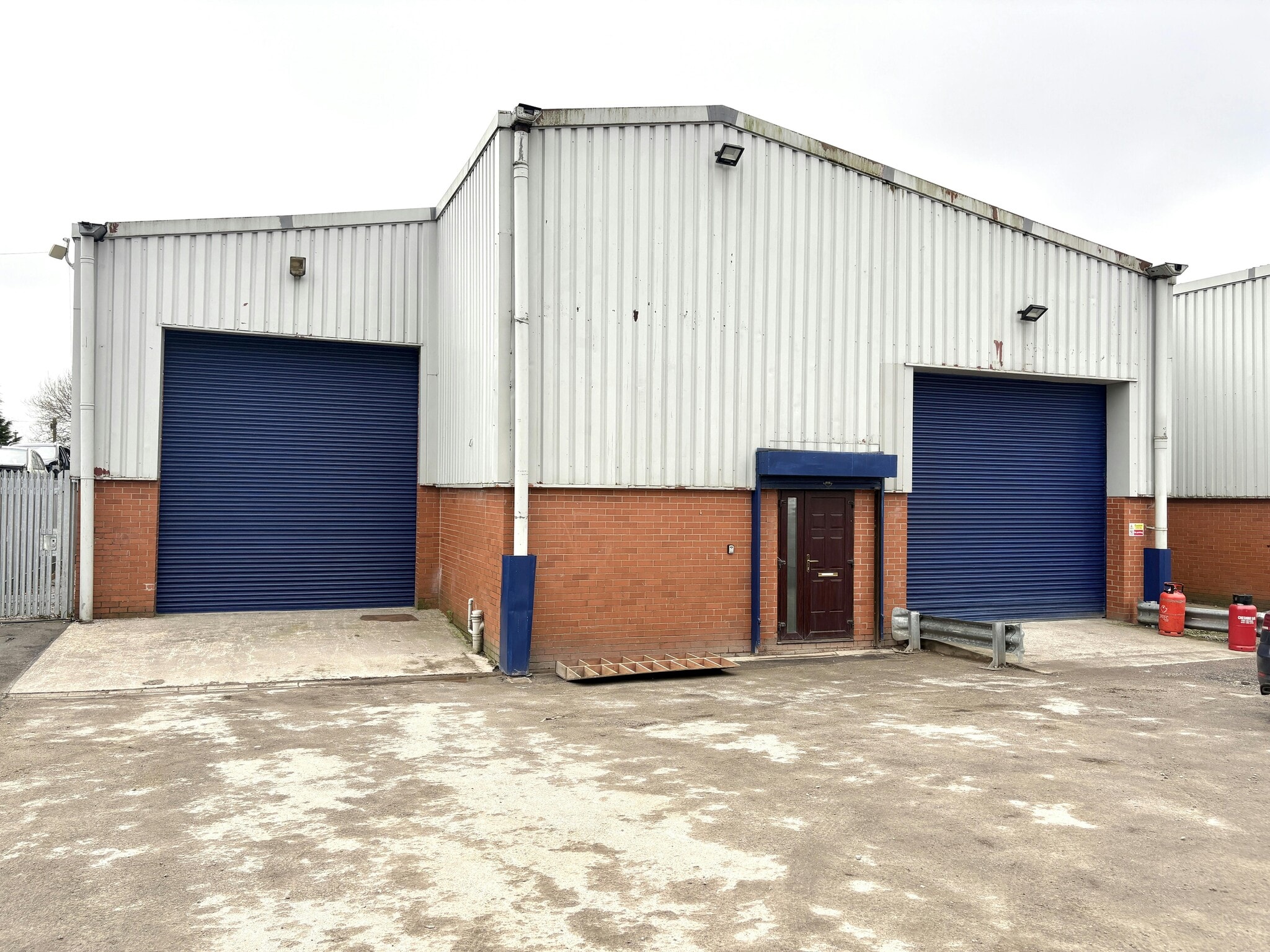 Honeywell Ln, Oldham to rent Building Photo- Image 1 of 4