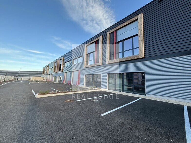 Light Industrial in Saint-Quentin-Fallavier to rent - Building Photo - Image 2 of 12