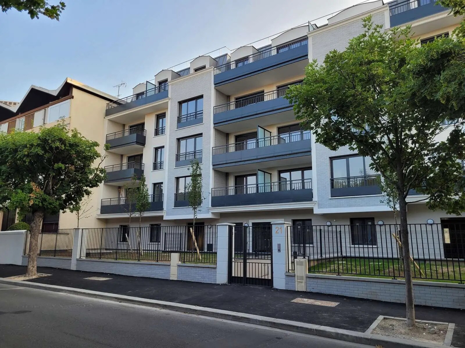 Retail in Alfortville to rent Building Photo- Image 1 of 3