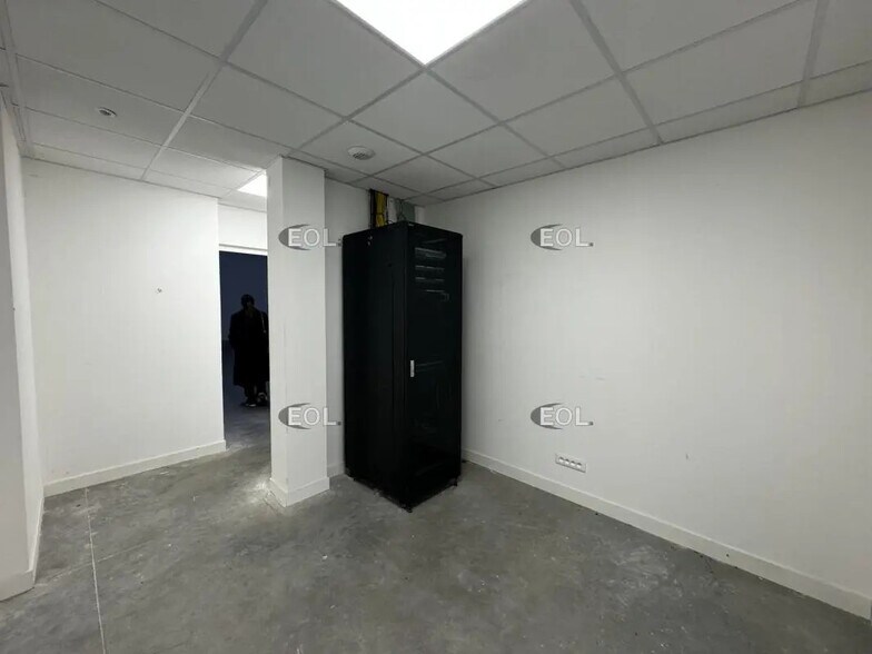 Light Industrial in Palaiseau to rent - Interior Photo - Image 3 of 4