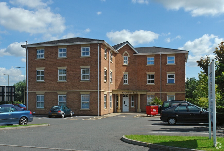 Eastern Way, Cannock to rent - Primary Photo - Image 1 of 3