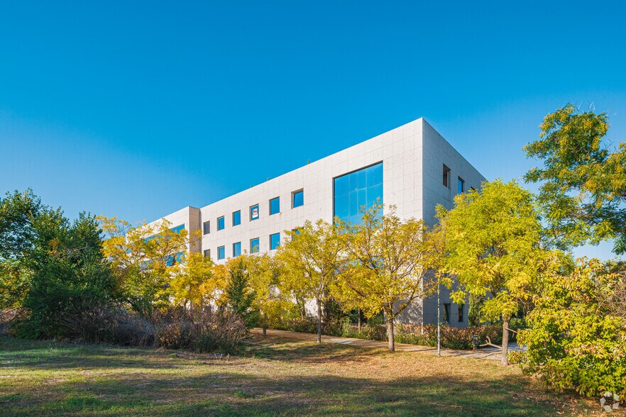 Calle Fuerteventura, 4, San Sebastián de los Reyes, Madrid to rent - Building Photo - Image 2 of 7