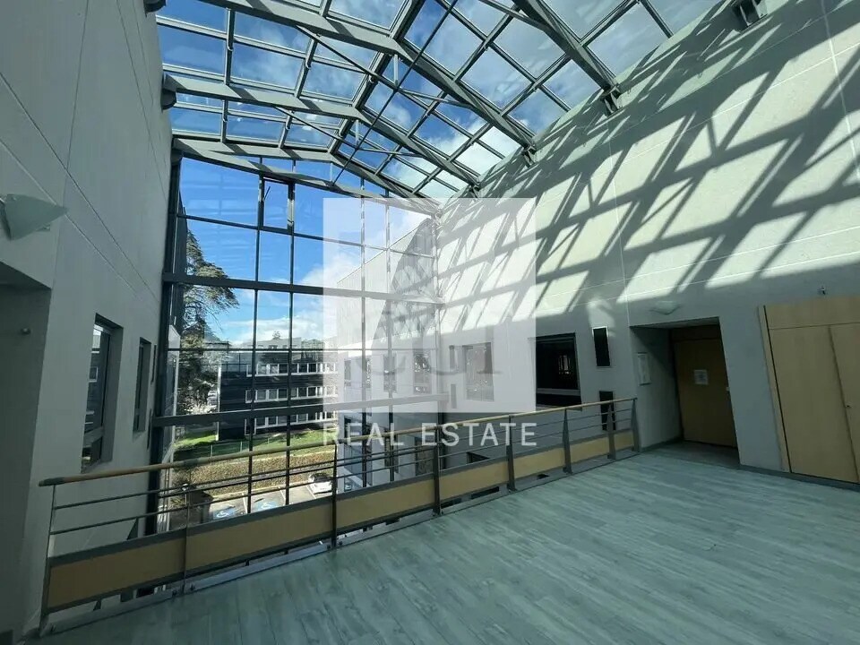 Office in Limonest to rent Interior Photo- Image 1 of 15