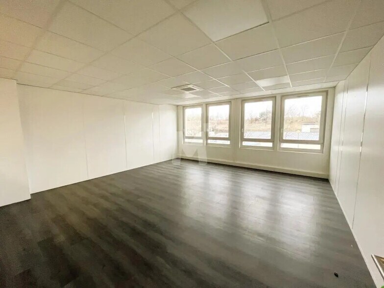 Office in Ris-Orangis to rent - Building Photo - Image 3 of 16