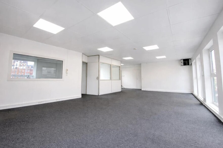 55 Rue Emile Landrin, Boulogne-Billancourt to rent - Interior Photo - Image 2 of 5
