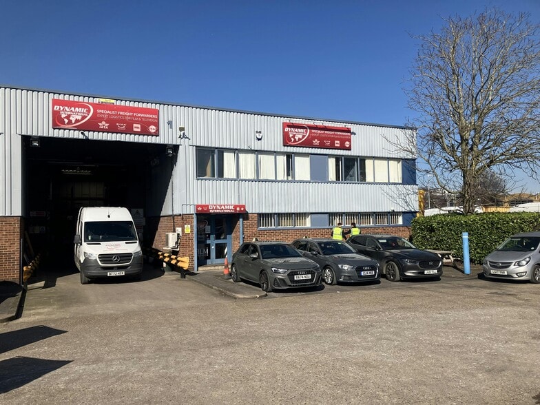 Blackthorne Rd, Slough to rent - Building Photo - Image 3 of 4