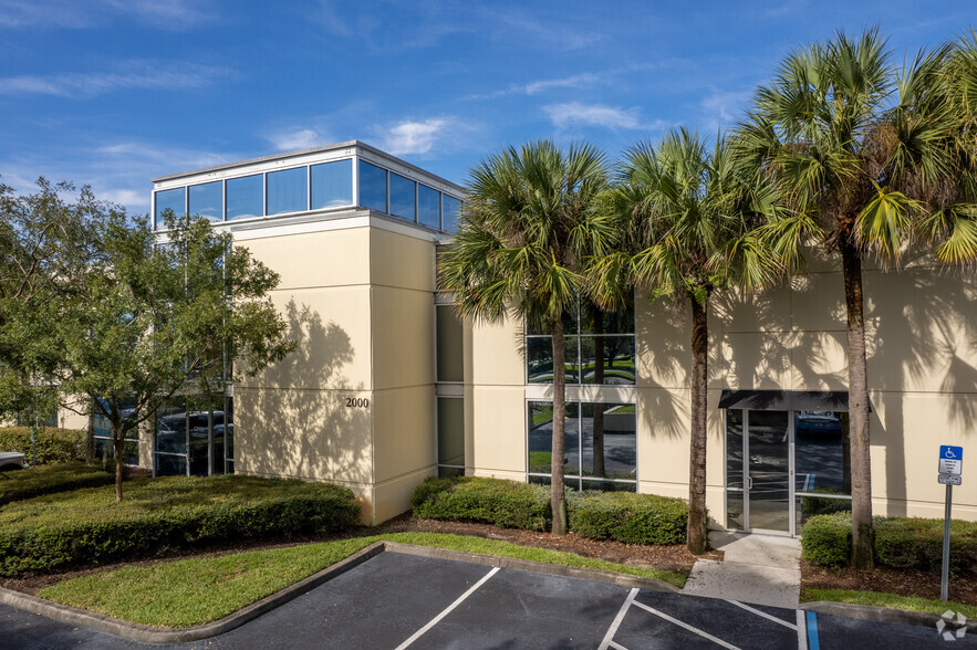 1900-2000 N Alafaya Trl, Orlando, FL for rent - Building Photo - Image 2 of 11