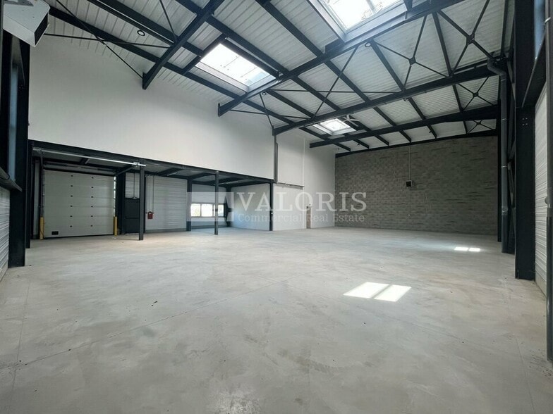 Light Industrial in Colombier-Saugnieu to rent - Interior Photo - Image 2 of 5