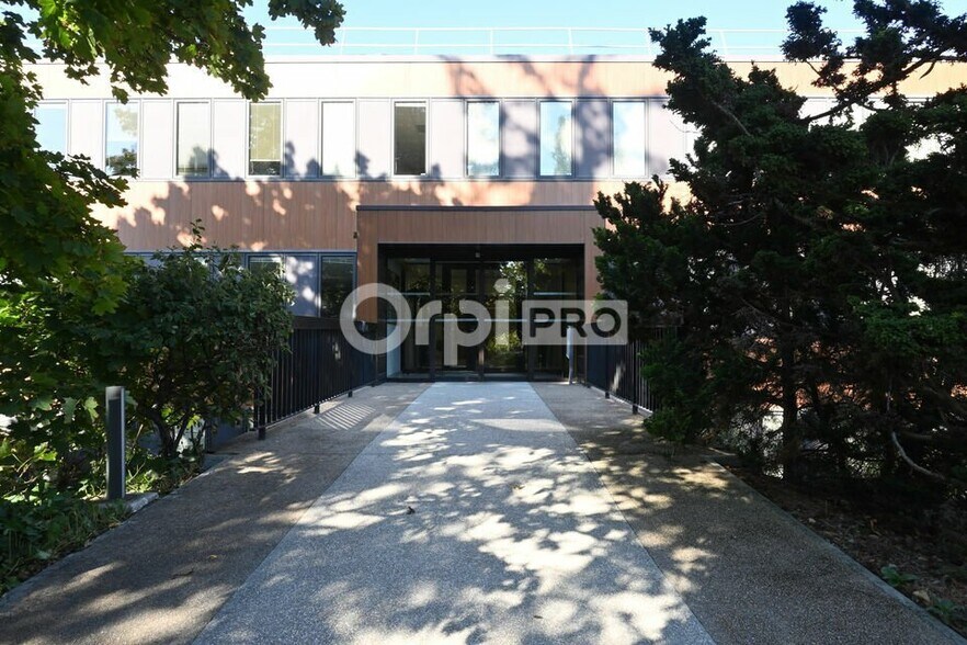 5 Route Du Paisy, Dardilly to rent - Building Photo - Image 2 of 11