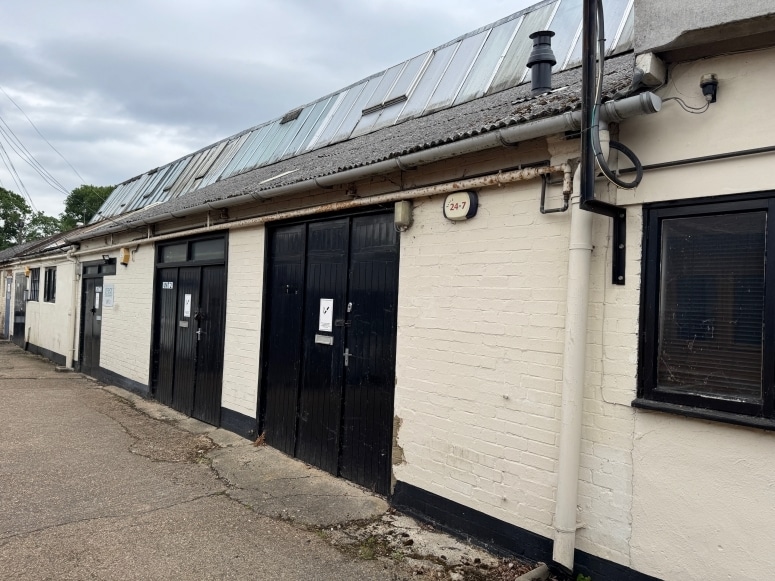 Kings Rd, Addlestone to rent Primary Photo- Image 1 of 12