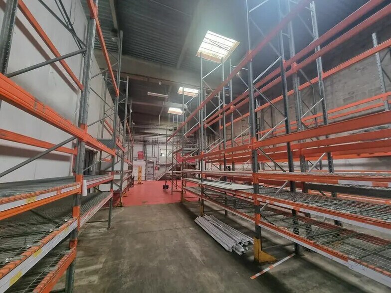 20 Rue Des Marronniers, L'HAY-LES-ROSES to rent - Interior Photo - Image 3 of 12