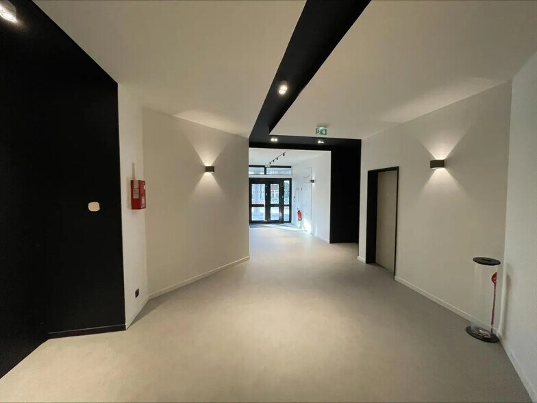 Light Industrial in Nanterre to rent - Building Photo - Image 2 of 3