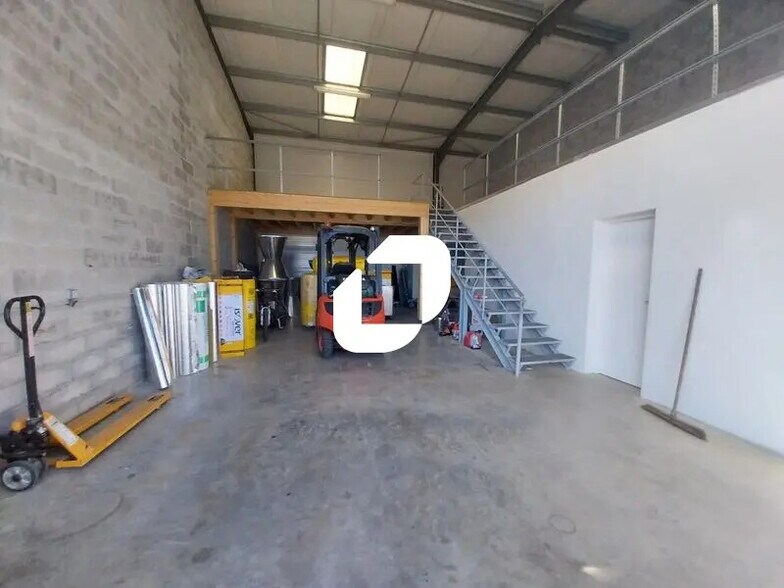 Light Industrial in Eysines to rent - Interior Photo - Image 1 of 9