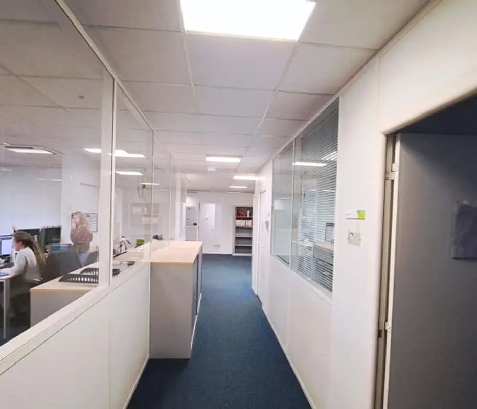 Location Bureaux 296 m² - Photo 1
