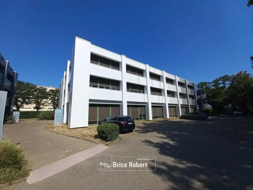 Office in Bron to rent Building Photo- Image 1 of 9